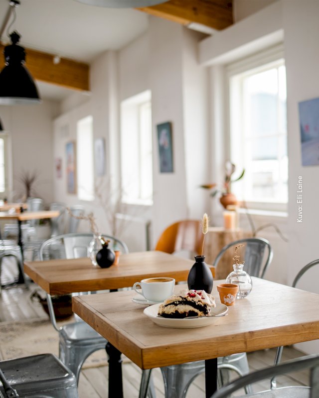 Katetut pöydät Gaggui Kaffelan pop-up -kahvilassa Ruissalon telakalla