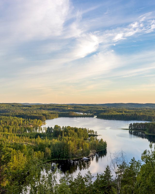 Sokkeloinen Saimaan saaristo korkealta Neitvuorelta kuvattuna.