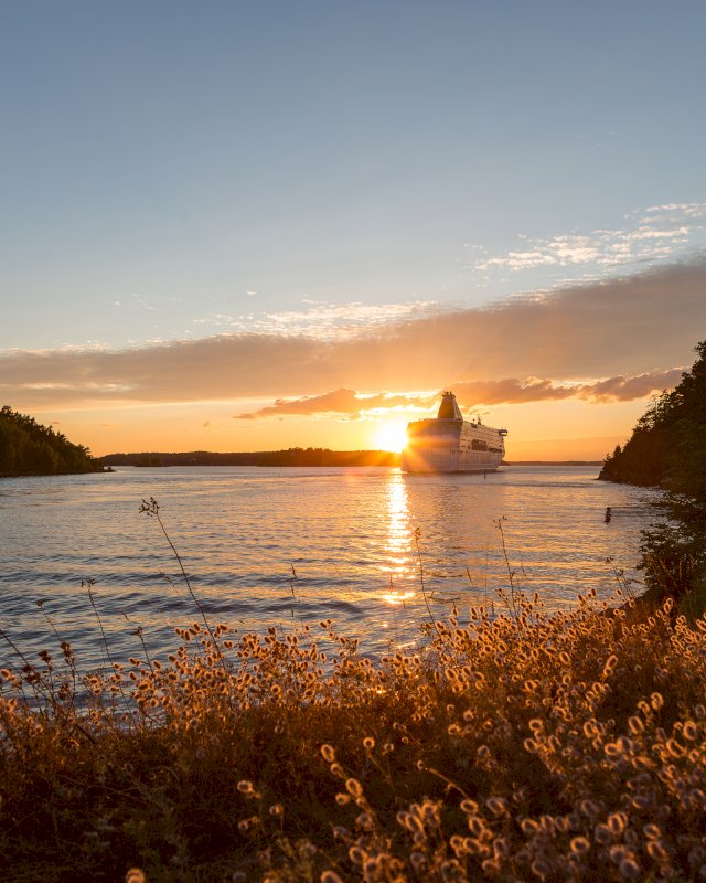 Silja Linen alus kulkemassa Turun saaristossa auringonlaskun aikana