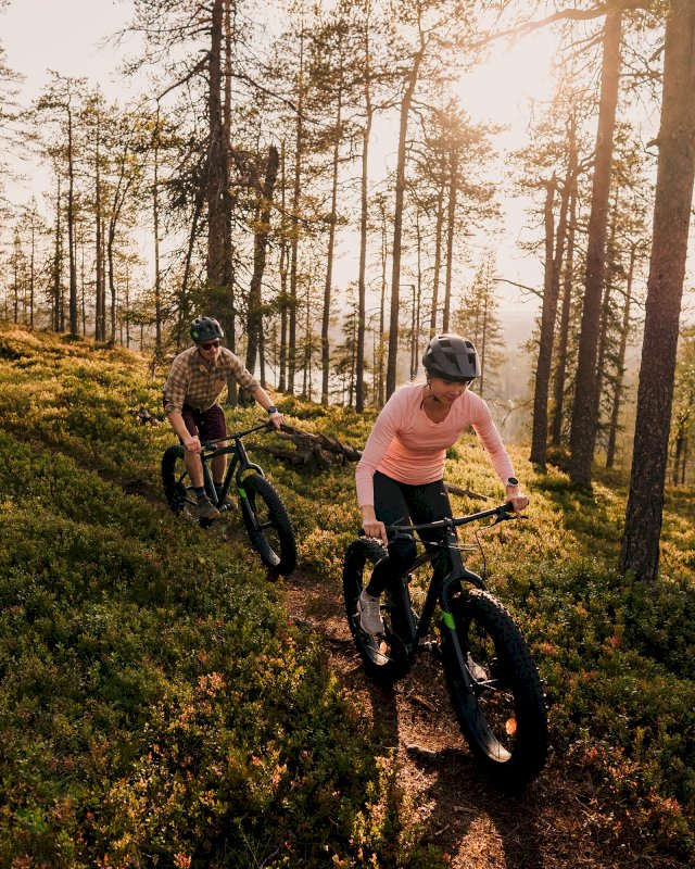 Fatbike-pyöräilijöitä Rukan metsässä.