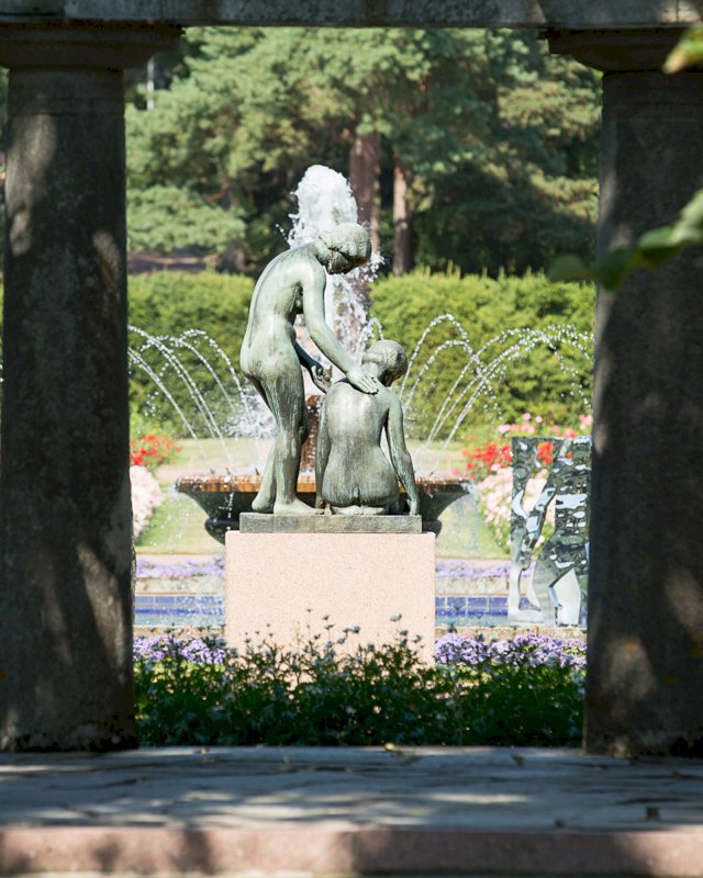 Suihkulähde ja patsas Kultarannan puutarhassa Naantalissa.