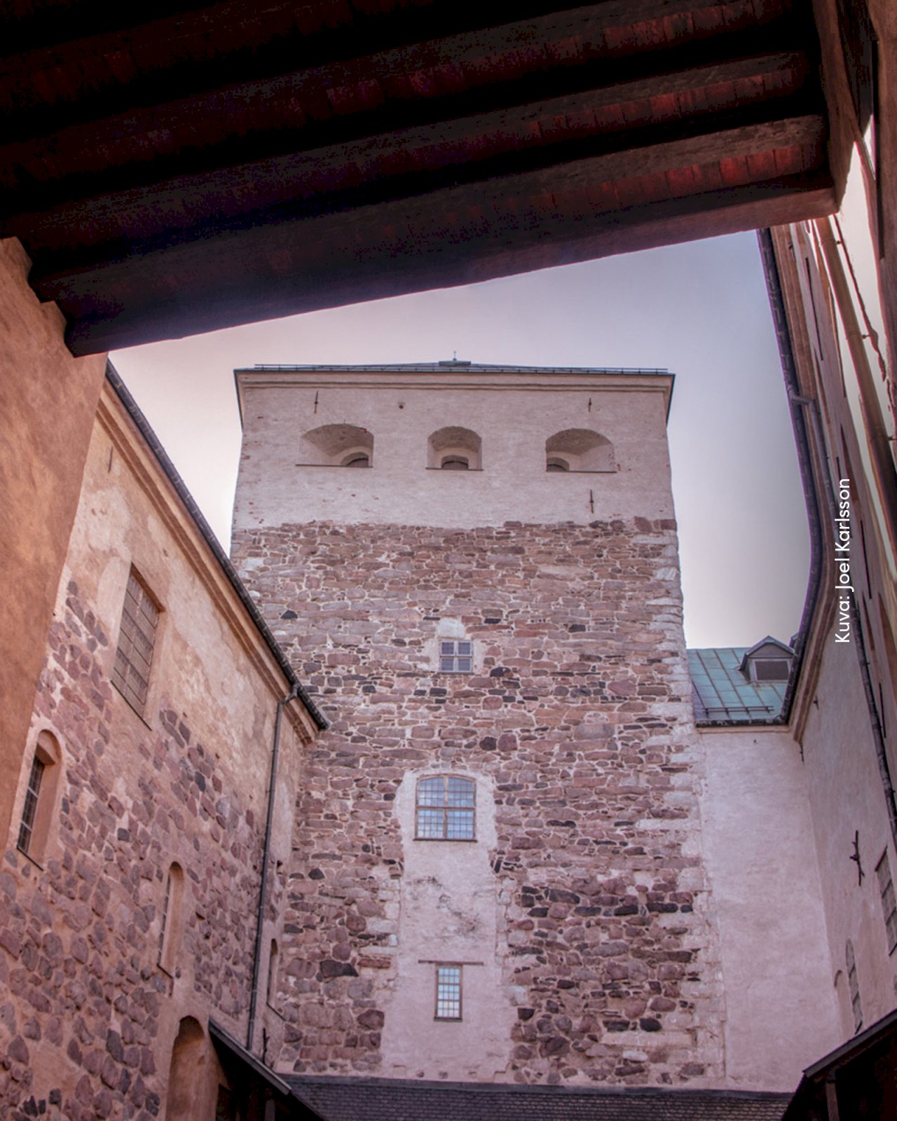 Turun linnan seiniä sisäpihalta kuvattuna.