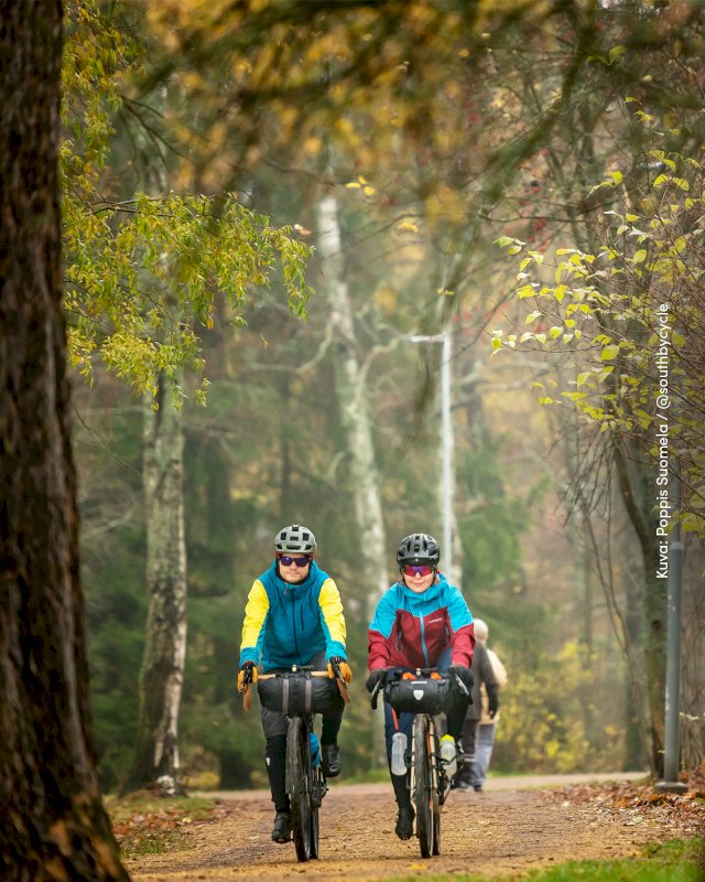 Pyöräilijät Vantaalla South by Cycle -pyöräilyreitillä puistomaisemissa.