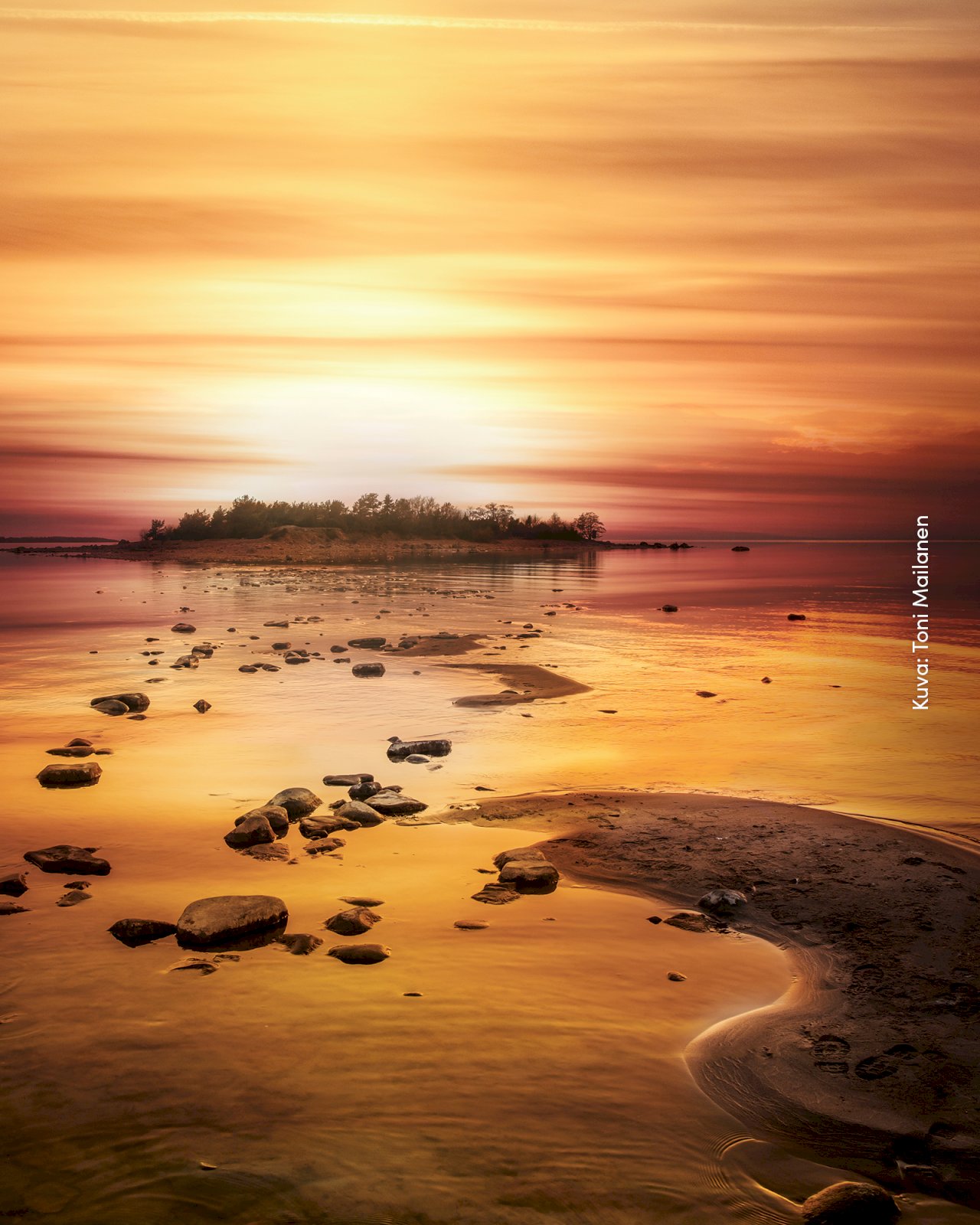 Auringonlasku Porin saariston rannalla